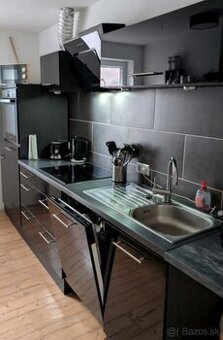 Moderní černá lesklá linka se spotřebiči,5804