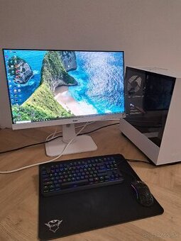 Herný PC s monitorom, klávesnicou a myšou