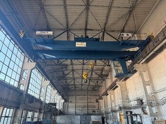 Expedičná hala so žeriavom