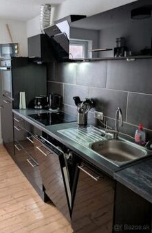 Moderní černá lesklá linka se spotřebiči,5804