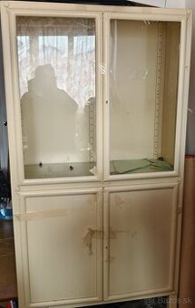 Retro lekárenská vitrína