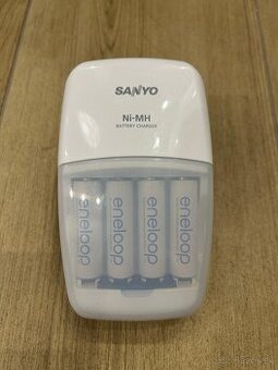 Nabíjačka Sanyo pre AA / AAA NiMH + 4× AA batérie