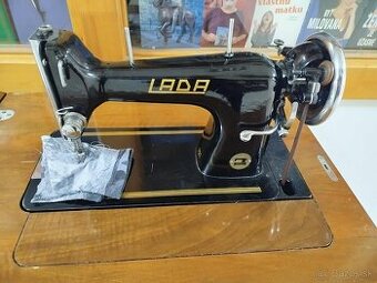 LADA--skrinkový šijací stroj--plne funkčný,v krásnom stave--