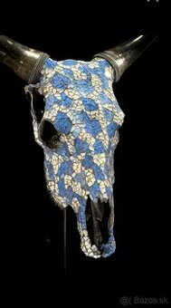 Lebka kravy s intarziou so sklenenej mozaiky