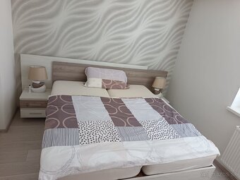 Predám manželskú postel s nočnými stolíkmi