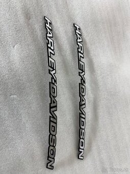 Harley-Davidson nápisy na nádrž