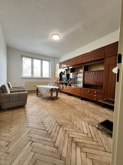 Na PREDAJ zachovalý trojizbový byt v centre Komárna s balkón