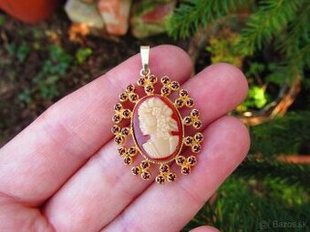 Pozlátený strieborný prívesok kamea a český granát, Ag 900