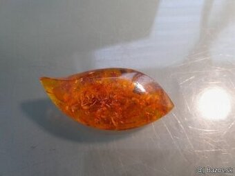 Jantárová brošňa