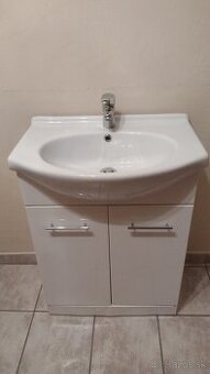 Kúpeľňová skrinka s umývadlom