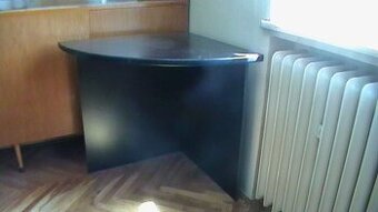rohový stolík