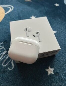 Apple AirPods (3. generácie) s Lightning nabíjacím puzdrom