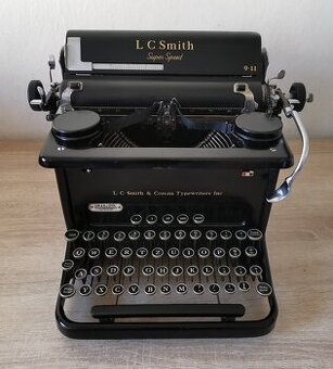 Starožitný písací stroj LC Smith Super Speed z roku 1937