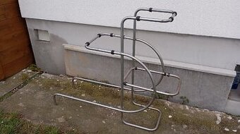 chrómový stojan na kvety, funkcionalizmus