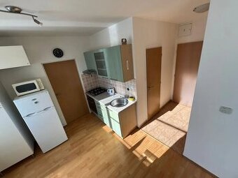 NA PREDAJ 2 IZBOVÝ BYT TRENČÍN, JUH, GARÁŽOVÉ STÁTIE