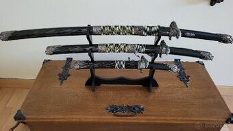 Predám dekoratív.sadu japonských mečov katana