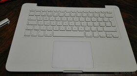 MacBook Late 2009 White. 13,3" a MacBook Pro 15. 15,4".