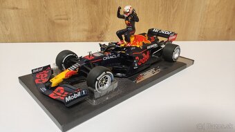 Max Verstappen 1:18 s figurkou - víťaz Monaco