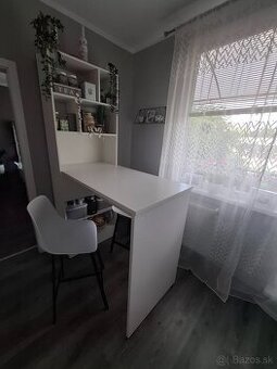 Barový pult s regálom