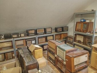 Staré retro elektrónkové rádio.
