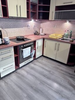 (RZ) Kuchynská linka so spotrebičmi, drezom a batériou–100 €