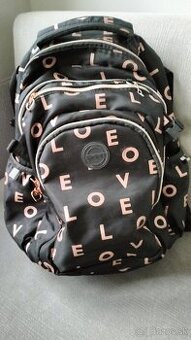 Školskú tašku predám.