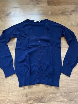 Tmavomodrý sveter na gombíky