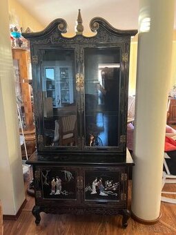 Drevená vitrína s Čínskym motívom