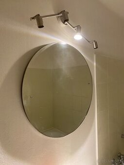 Darujem skrine, posteľ, kuchynskú linku s vybavením, gauče