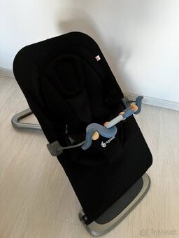 Ležadlo Ergobaby + hračka Ergobaby