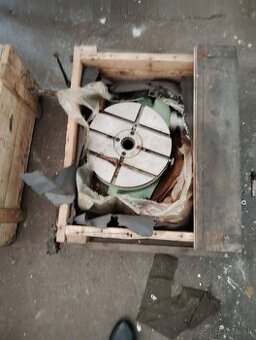 Predáj zverakov, otočných stolov a deličiek.