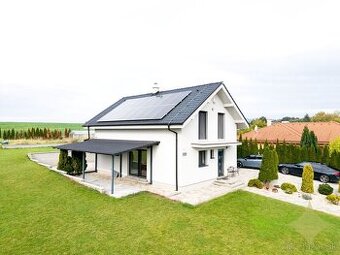 Priestranný dvojpodlažný 6-izbový rodinný dom v Malom Lapáši