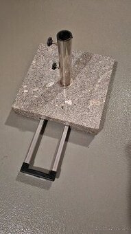 Žulový stojan na slnečník s kolieskami a výsuvnou rukoväťou