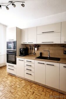 Na predaj samostatne stojací 6-izbový RD/ Hradec