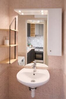 Kúpeľňové zrkadlo so skrinkou a osvetlením