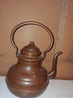 Masívna starožitná medená kanvica – krásna dekorácia