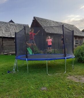 Trampolína