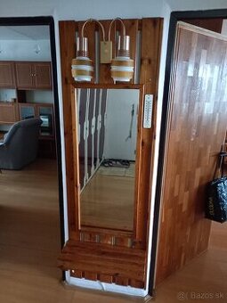 vešiaková a zrkadlová stena