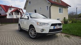 Mitsubishi Outlander 2.2 / diesel / 4x4 SUV / 7.miestne