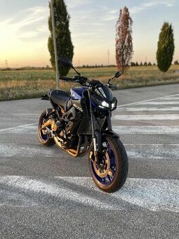 YAMAHA MT-09 AKRAPOVIC