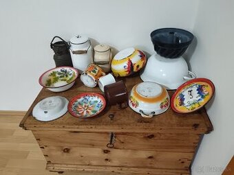 Staré smaltované nádoby