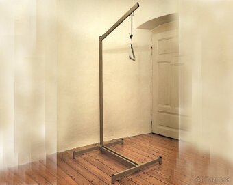 Zavesna hradza k posteli