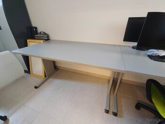 2x Pracovný stôl HOBIS a kancelársky stôl sivý