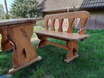 Posedenie tradičné drevený stôl a lavica