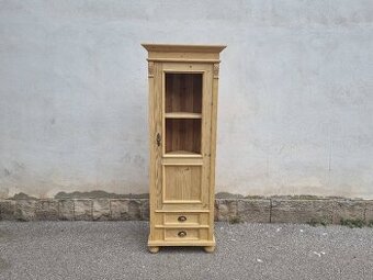 KRÁSNÁ SMRKOVÁ ROHOVÁ VITRÍNA PO RENOVACI