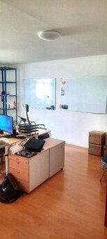 Kancelárske priestory s vysokými stropmi a súkromným dvorom
