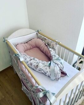 Detská postieľka s príslušenstvom, baldachýnom, hniezdom at.