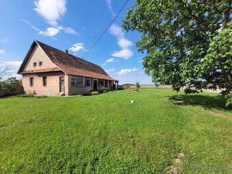 Ponúkame na predaj dom s pozemkom až 2404 m2v obci Bíňa.