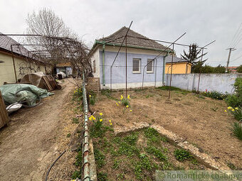 Starší rodinný dom s 20 á pozemkom v Sasinkove na predaj