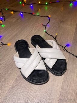 Dámske čierno-biele šľapky, veľ. 37